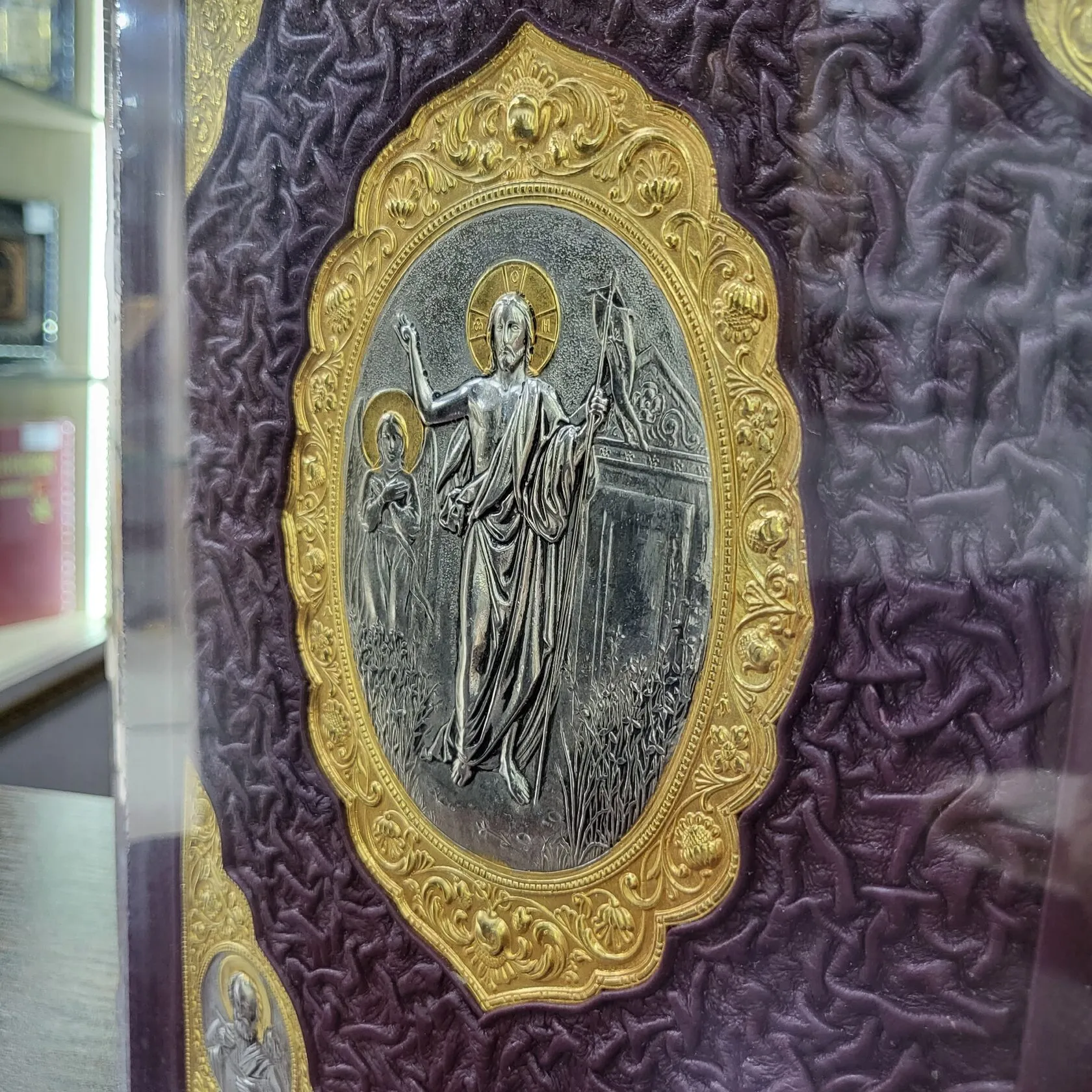 Библия с литьем